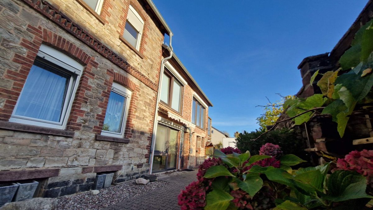 Immobilienangebot - Boffzen - Alle - Immobilie mit 3 Wohneinheiten und Wärmepumpe
