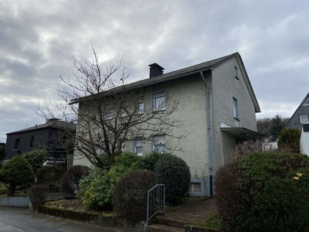 Straßenansicht Nord-Ost Immobilienangebot - Brilon - Alle - Wohnen in ruhiger Lage - Zweifamilienhaus