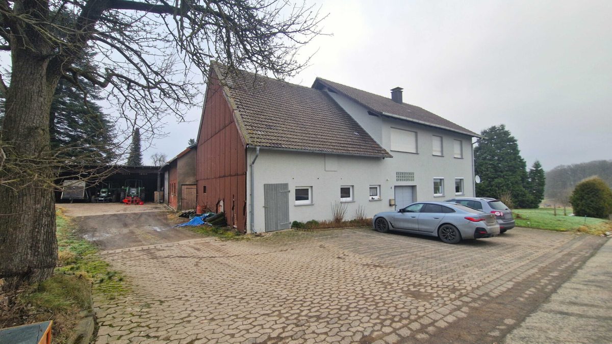 Außenbild Immobilienangebot - Nieheim - Alle - Verpachteter Resthof mit großem Grundstück