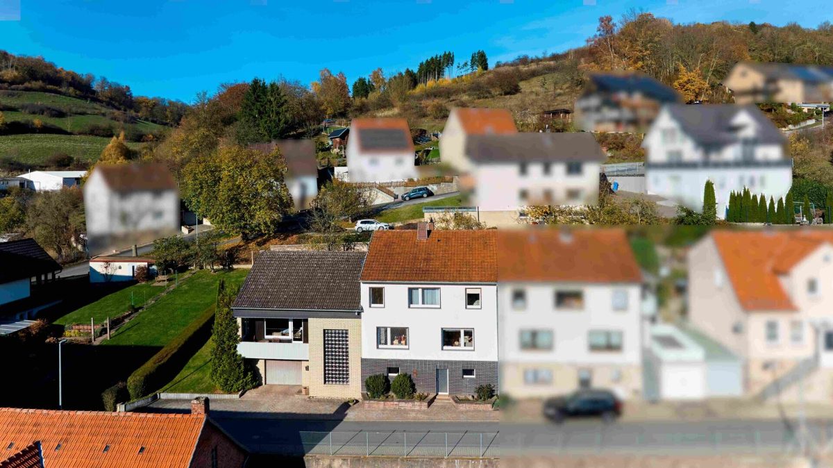 Außenbild Immobilienangebot - Beverungen / Dalhausen - Alle - Charmante Doppelhaushälfte mit Garten & Weitblick