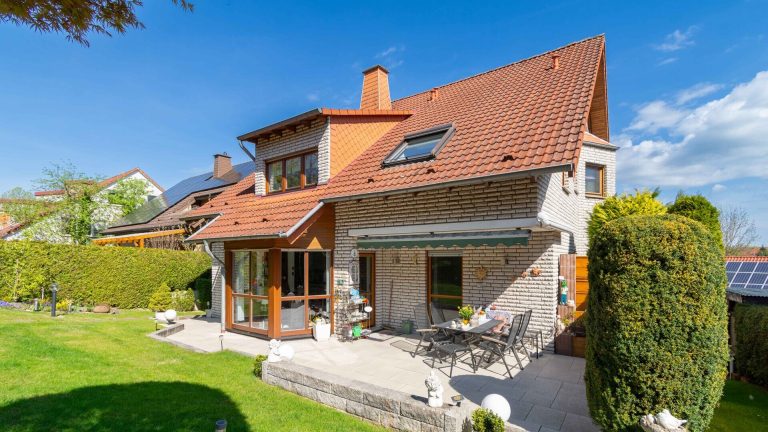 Immobilienangebot - Paderborn - Alle - Großzügiges Einfamilienhaus mit Einliegerwohnung sowie Doppelgarage und Carport