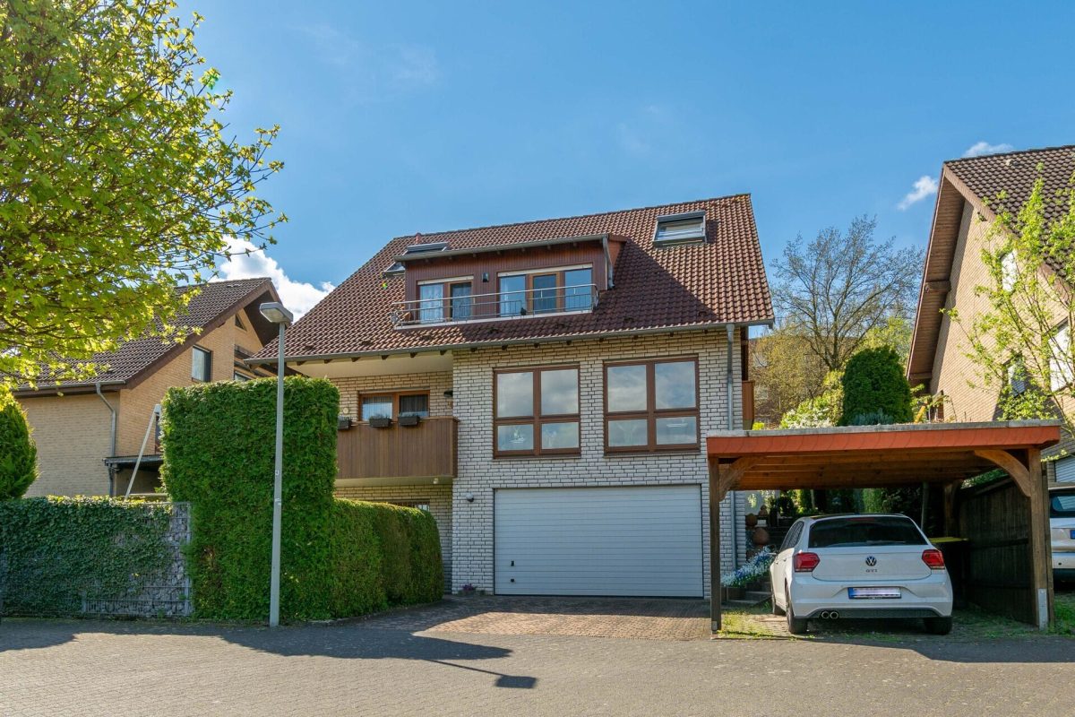 Immobilienangebot - Paderborn - Alle - Großzügiges Einfamilienhaus mit Einliegerwohnung sowie Doppelgarage und Carport