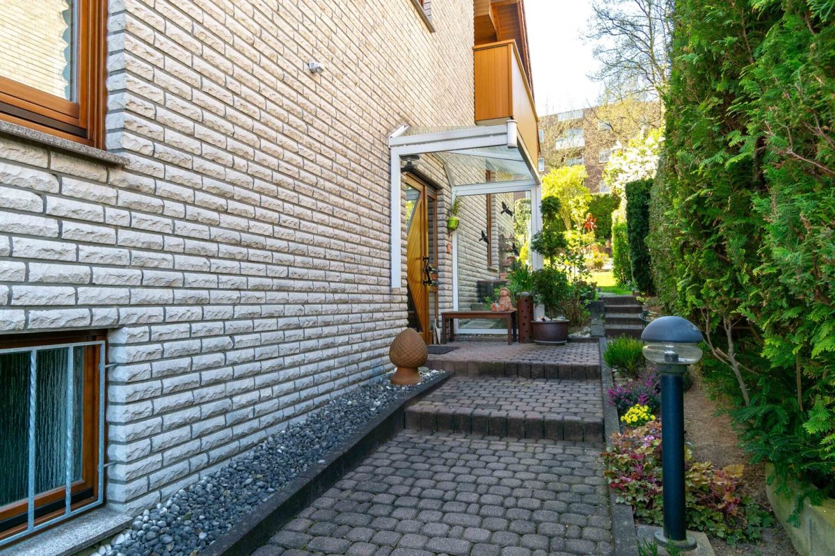 Immobilienangebot - Paderborn - Alle - Großzügiges Einfamilienhaus mit Einliegerwohnung sowie Doppelgarage und Carport