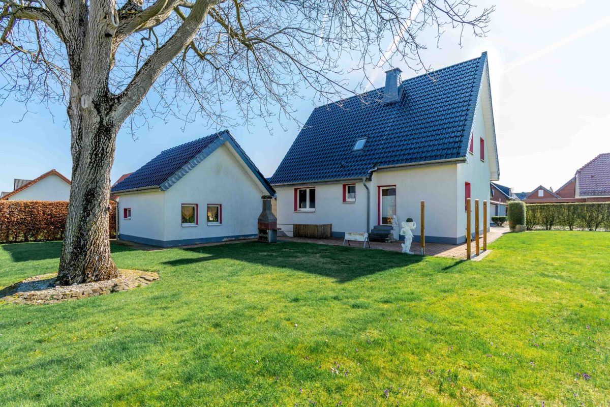 Immobilienangebot - Salzkotten / Upsprunge - Alle - Großzügiges Einfamilienhaus mit Doppelgarage, Werkstatt und gepflegtem Garten