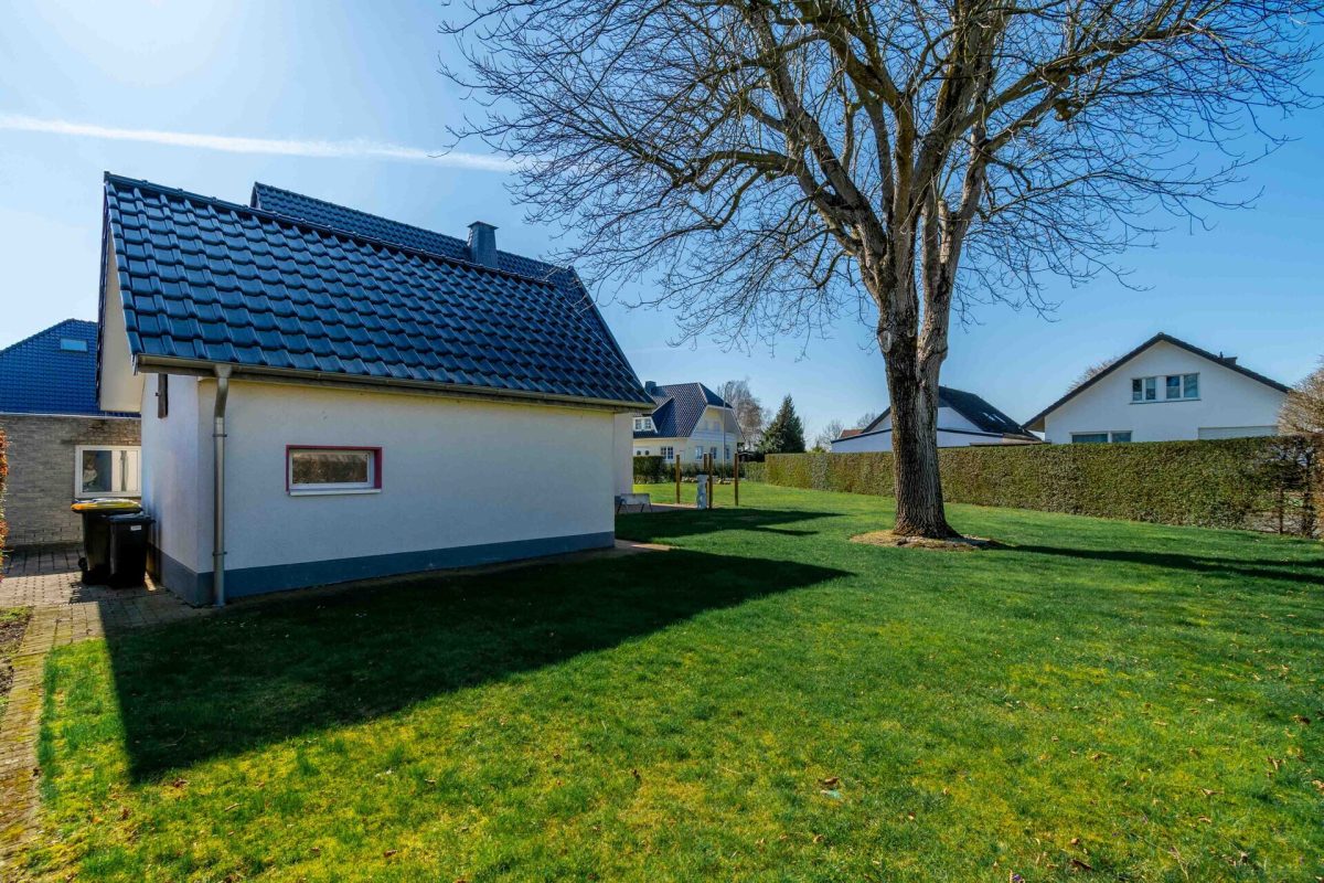 Immobilienangebot - Salzkotten / Upsprunge - Alle - Charmantes Haus auf großem Grundstück mit Werkstatt und Doppelgarage