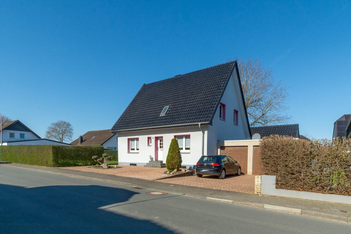 Immobilienangebot - Salzkotten / Upsprunge - Alle - Charmantes Haus auf großem Grundstück mit Werkstatt und Doppelgarage