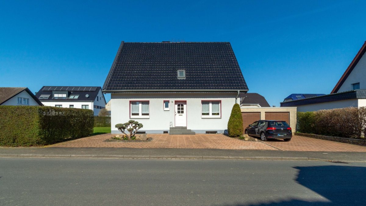 Immobilienangebot - Salzkotten / Upsprunge - Alle - Charmantes Haus auf großem Grundstück mit Werkstatt und Doppelgarage