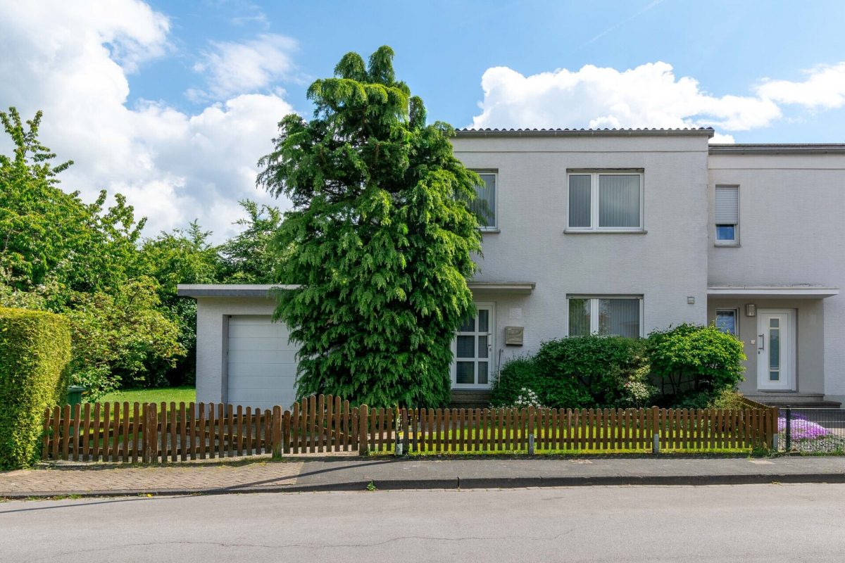 Immobilienangebot - Paderborn / Schloß Neuhaus - Alle - Voll unterkellertes Reiheneckhaus auf großem Areal