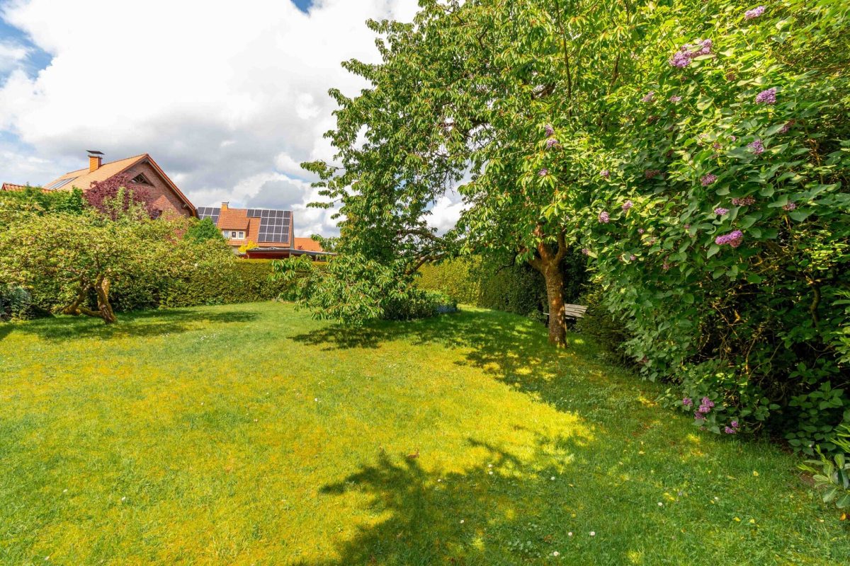 Immobilienangebot - Paderborn / Schloß Neuhaus - Alle - Voll unterkellertes Reiheneckhaus auf großem Areal