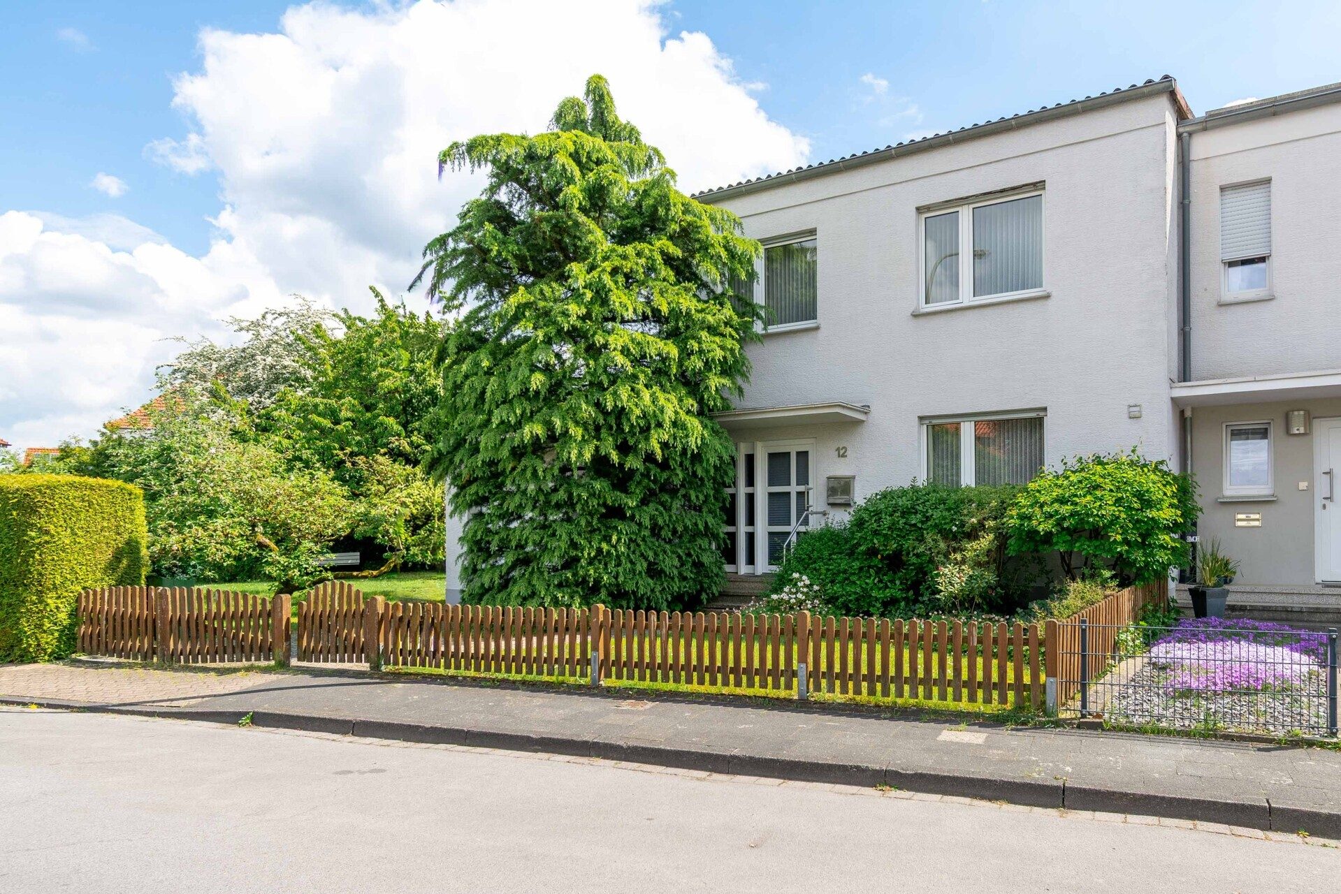 Immobilienangebot - Paderborn / Schloß Neuhaus - Alle - Voll unterkellertes Reiheneckhaus auf großem Areal