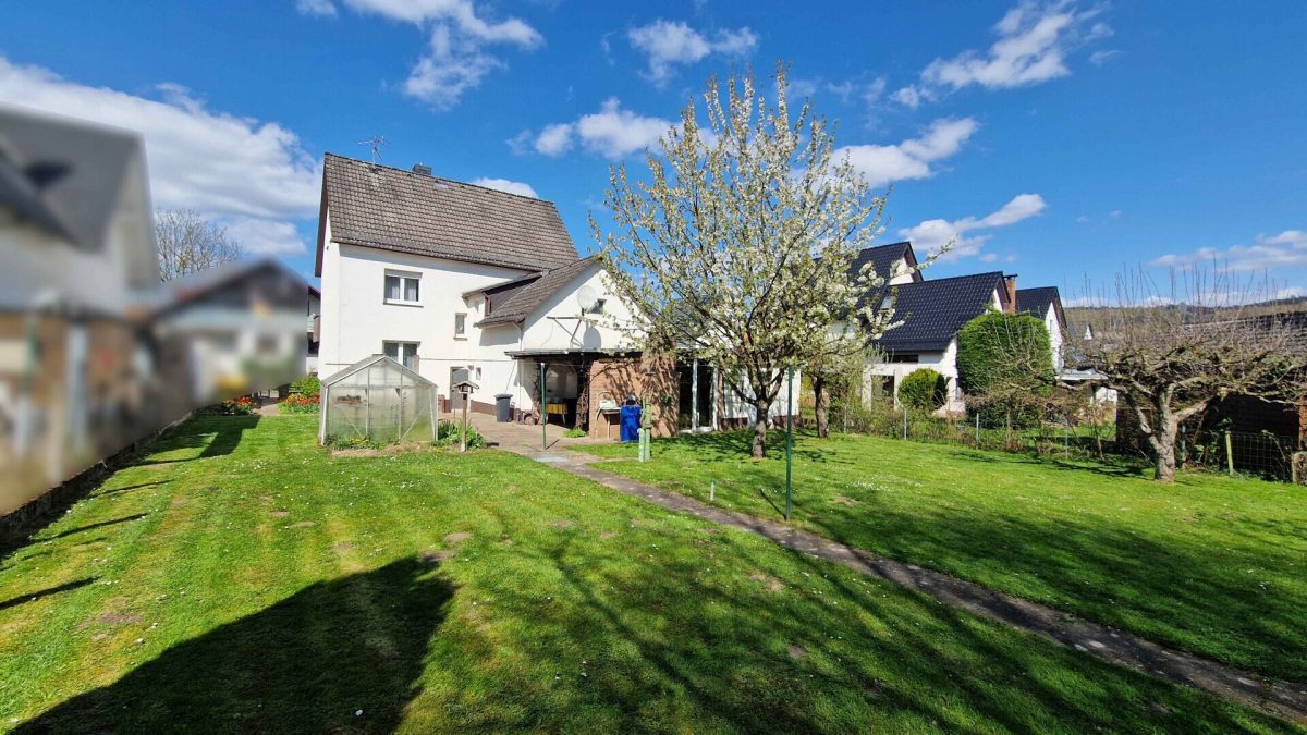 Immobilienangebot - Beverungen / Wehrden - Alle - Charmantes Einfamilienhaus mit Gartenidylle