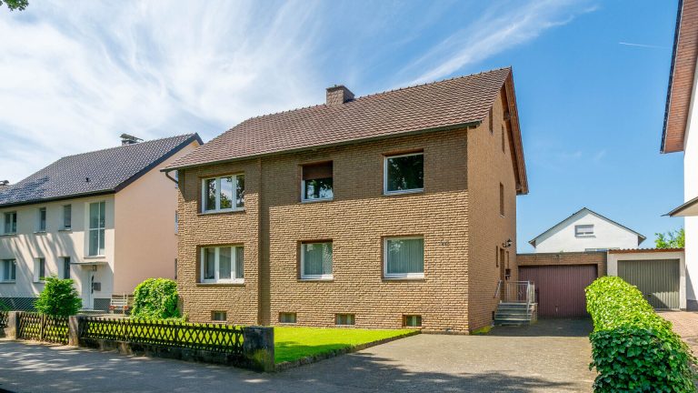 Immobilienangebot - Paderborn / Mastbruch - Alle - Schön geschnittenes Zweifamilienhaus mit Keller auf großem Areal