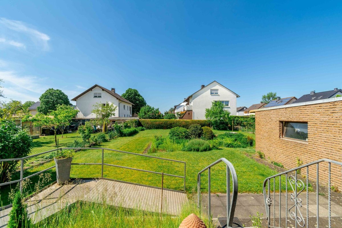 Immobilienangebot - Paderborn / Mastbruch - Alle - Schön geschnittenes Zweifamilienhaus mit Keller auf großem Areal
