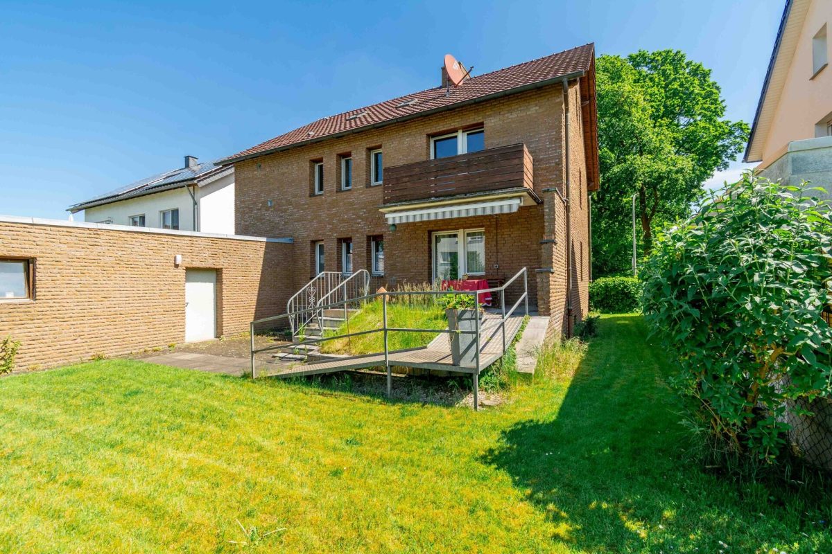 Immobilienangebot - Paderborn / Mastbruch - Alle - Schön geschnittenes Zweifamilienhaus mit Keller auf großem Areal