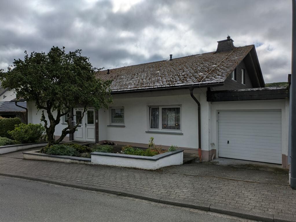 Immobilienangebot - Brilon / Scharfenberg - Alle - Hier spielt die Musik - solides Wohnhaus