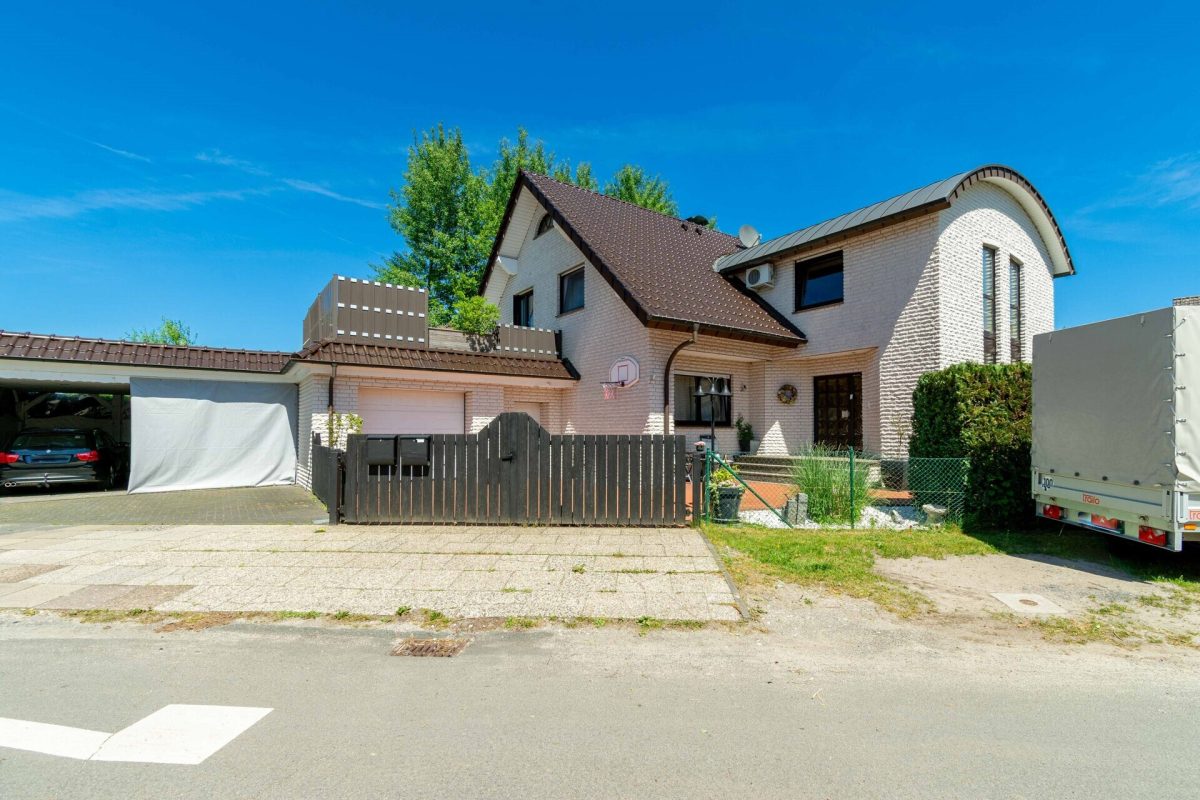 Immobilienangebot - Hövelhof - Alle - Großzügiges Zweifamilienhaus in Ortsrandlage