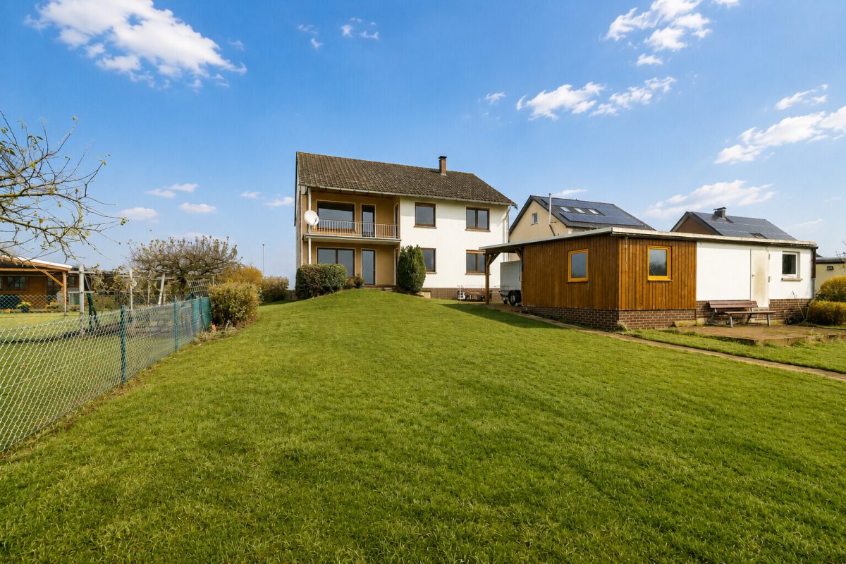 Außen Gartenansicht Immobilienangebot - Porta Westfalica / Eisbergen - Alle - Zweifamilienhaus mit herrlicher Aussicht und großem Grundstück – vielseitig nutzbar