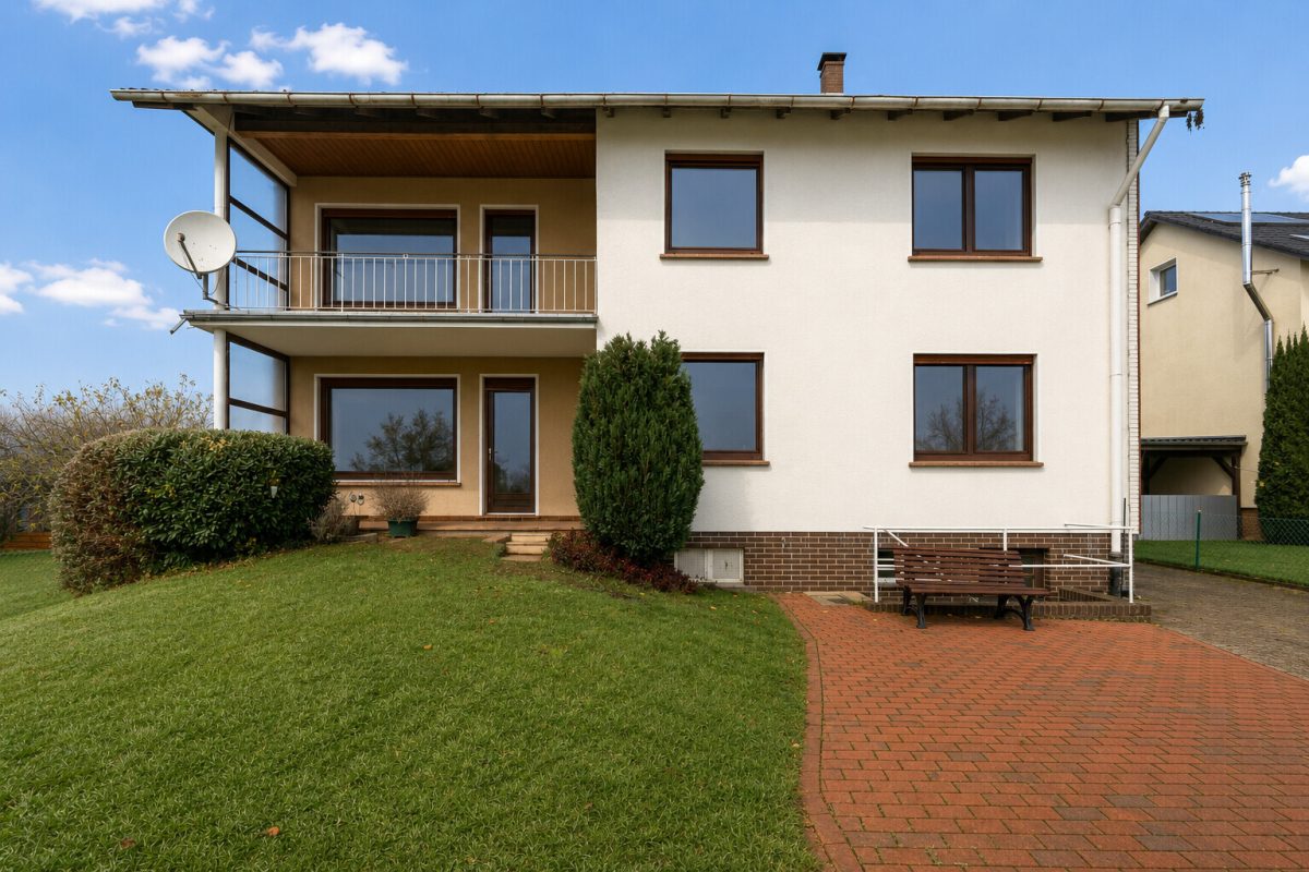 Gartenansicht Immobilienangebot - Porta Westfalica / Eisbergen - Alle - Zweifamilienhaus mit herrlicher Aussicht und großem Grundstück – vielseitig nutzbar