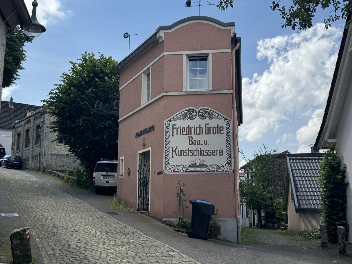 Immobilienangebot - Oerlinghausen - Alle - Wohnhaus mit vermieteter Gewerbeeinheit