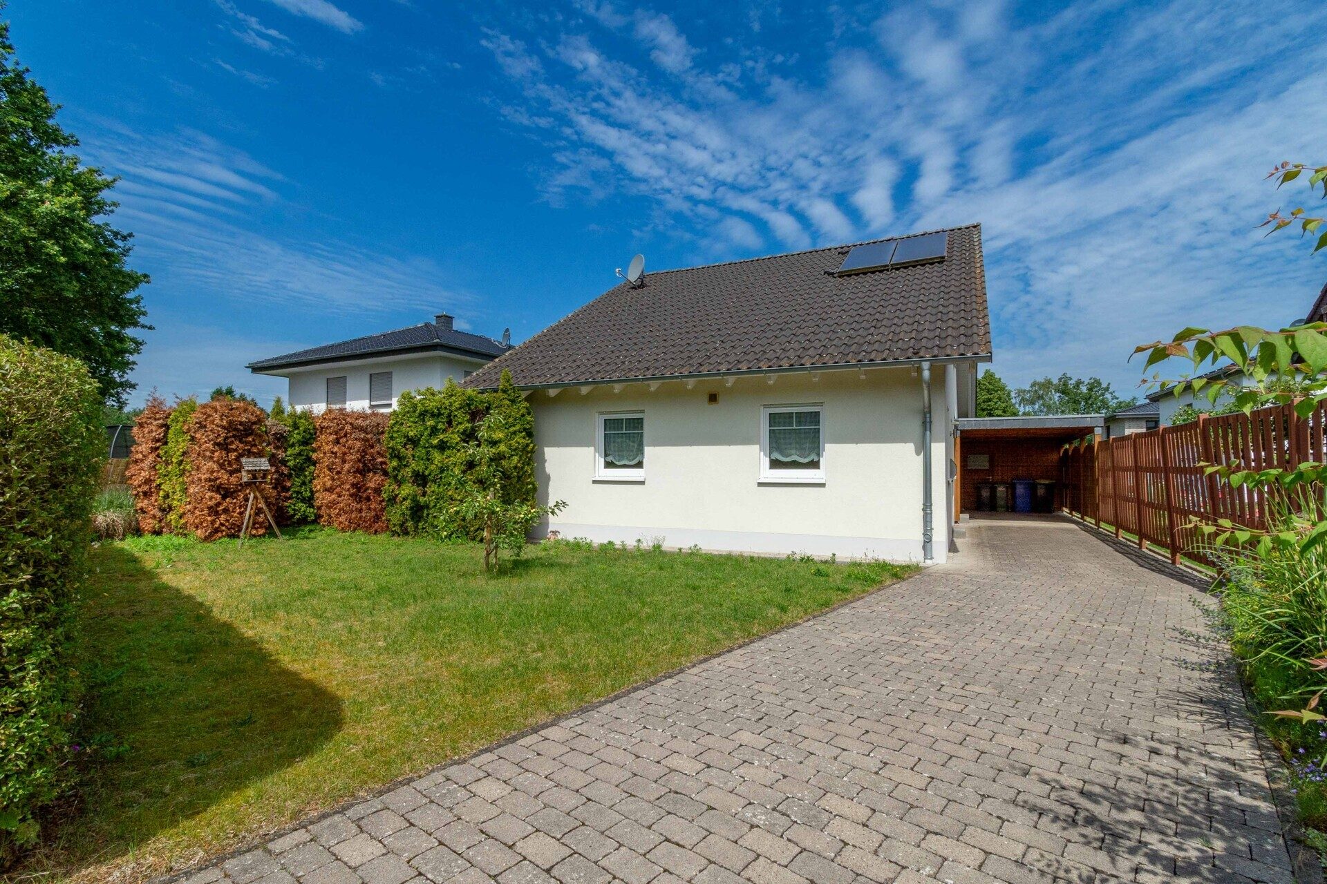 Immobilienangebot - Delbrück / Ostenland - Alle - Modernes Niedrigenergiehaus auf einer Ebene- Wohnen mit Wintergarten, Kamin und viel Platz