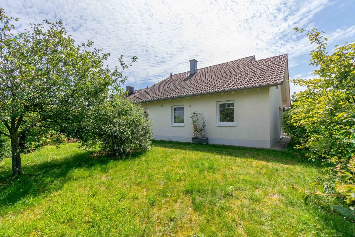 Immobilienangebot - Delbrück / Ostenland - Alle - Modernes Niedrigenergiehaus auf einer Ebene- Wohnen mit Wintergarten, Kamin und viel Platz