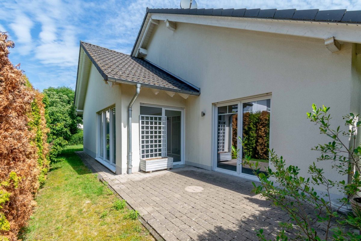 Immobilienangebot - Delbrück / Ostenland - Alle - Modernes Niedrigenergiehaus auf einer Ebene- Wohnen mit Wintergarten, Kamin und viel Platz