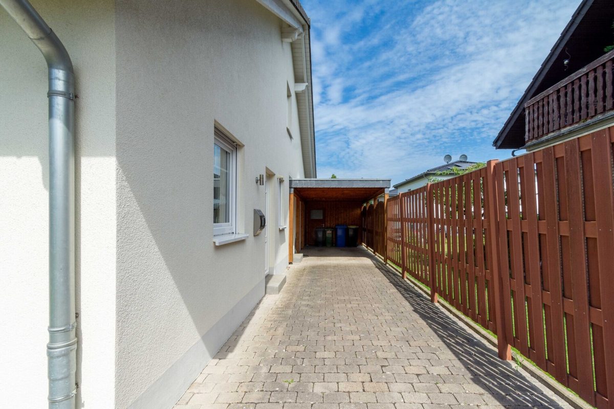 Immobilienangebot - Delbrück / Ostenland - Alle - Modernes Niedrigenergiehaus auf einer Ebene- Wohnen mit Wintergarten, Kamin und viel Platz