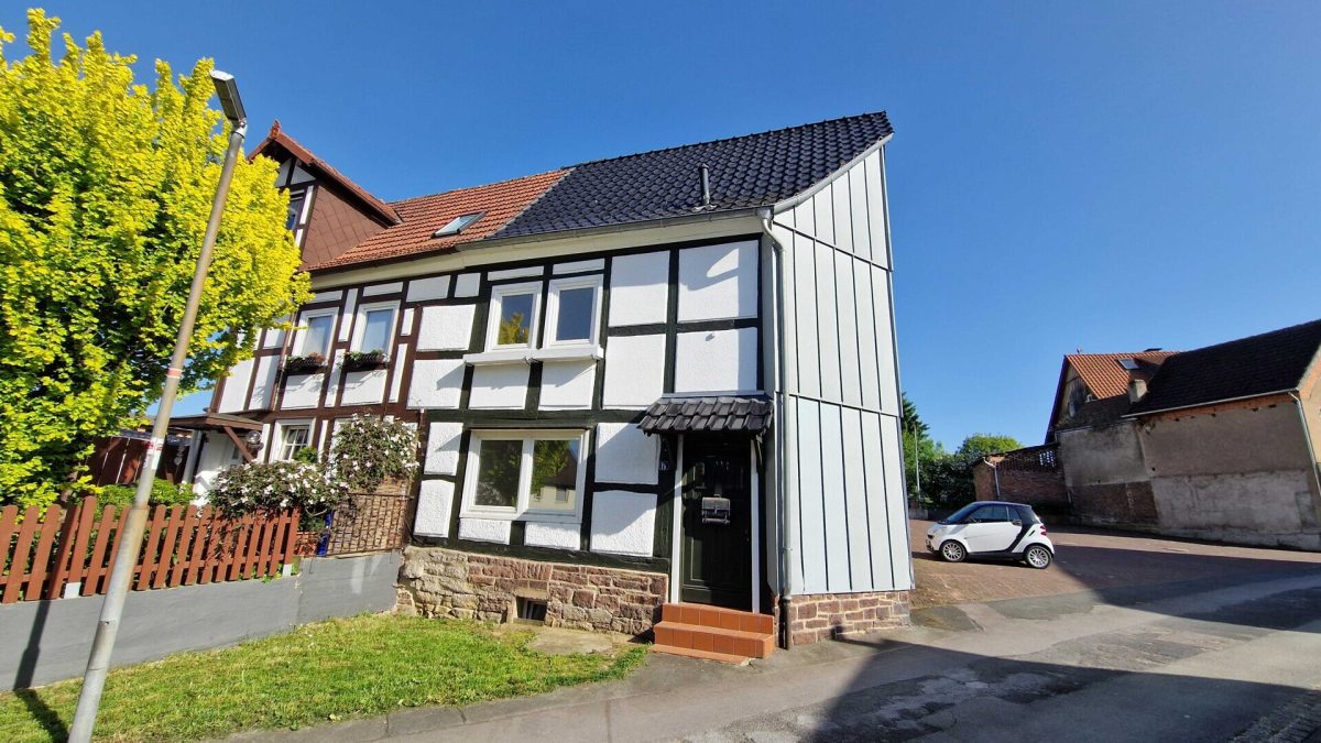 Immobilienangebot - Beverungen / Amelunxen - Alle - Historische Fachwerk-Doppelhaushälfte mit Charme