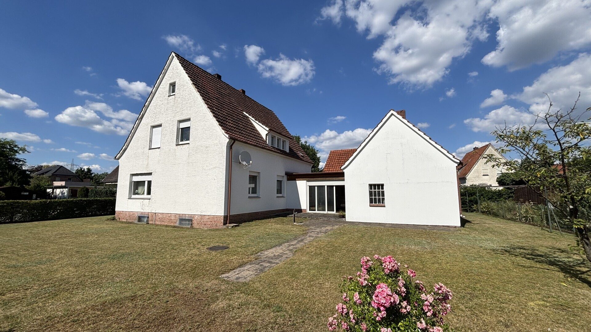 Immobilienangebot - Halle - Alle - Wohnhaus mit viel Potenzial und großem Grundstück