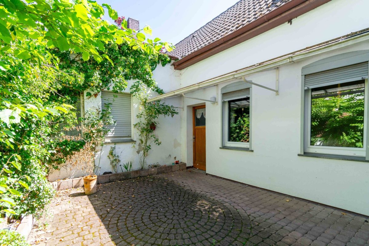 Immobilienangebot - Bad Lippspringe - Alle - Renovierungsbedürftiges Einfamilienhaus mit charmantem Innenhof