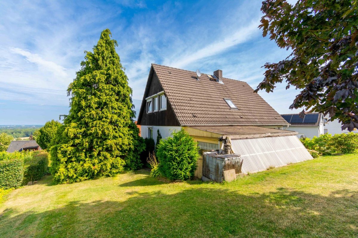 Immobilienangebot - Porta Westfalica - Alle - Herrliche Aussichten für Ihr Zuhause:
Einfamilienhaus mit  großem  Garten und  Doppelcarport
