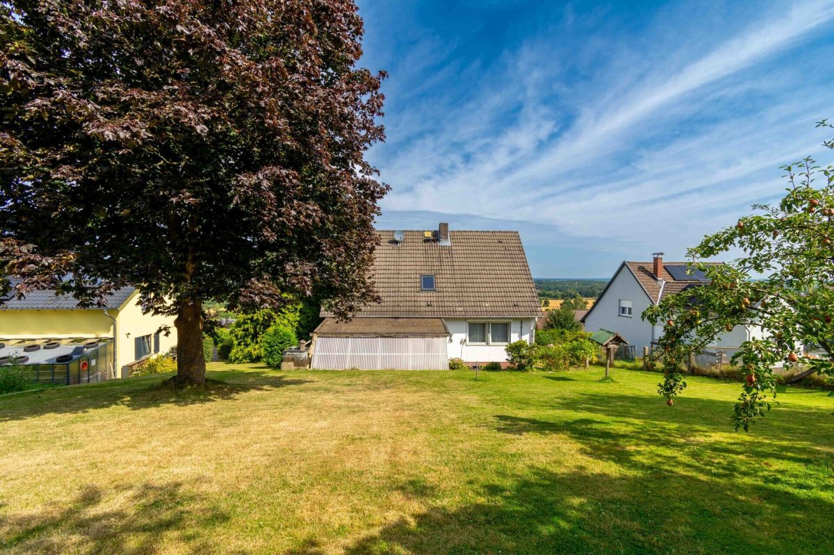 Immobilienangebot - Porta Westfalica - Alle - Herrliche Aussichten für Ihr Zuhause:
Einfamilienhaus mit  großem  Garten und  Doppelcarport