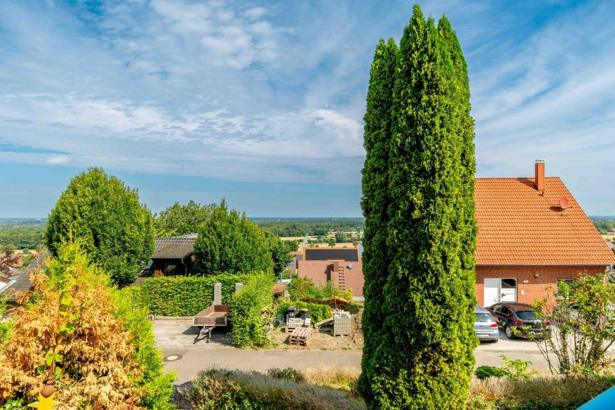 Immobilienangebot - Porta Westfalica - Alle - Herrliche Aussichten für Ihr Zuhause:
Einfamilienhaus mit  großem  Garten und  Doppelcarport