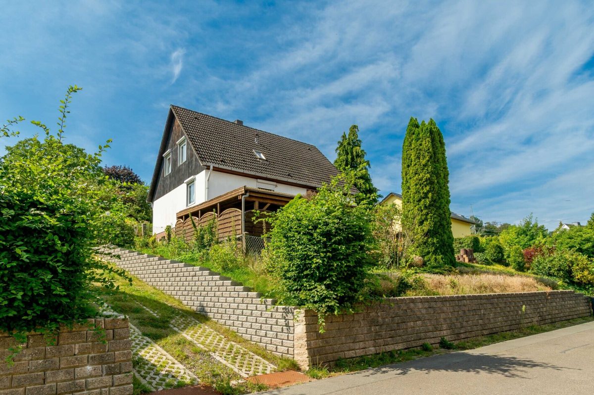 Immobilienangebot - Porta Westfalica - Alle - Herrliche Aussichten für Ihr Zuhause:
Einfamilienhaus mit  großem  Garten und  Doppelcarport