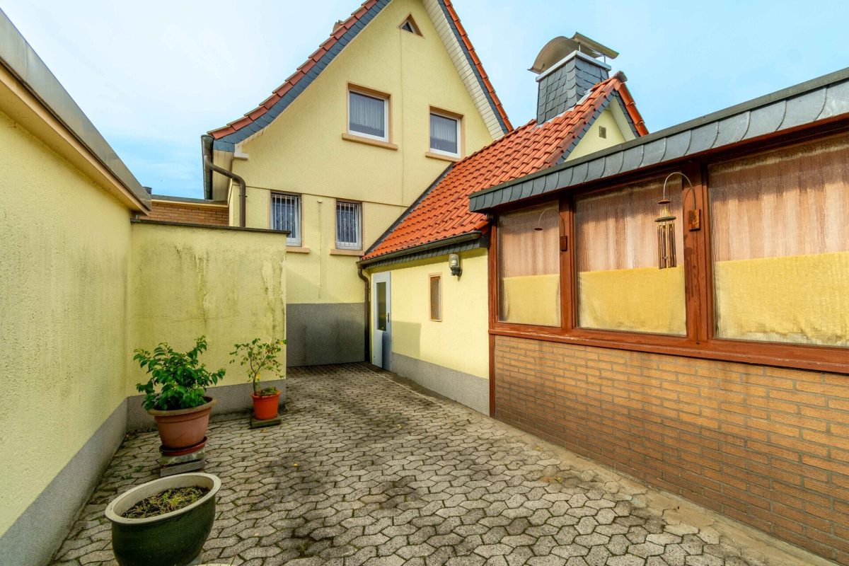 Immobilienangebot - Detmold - Alle - Großzügiges Grundstück mit viel Potenzial – Einfamilienhaus in guter Lage