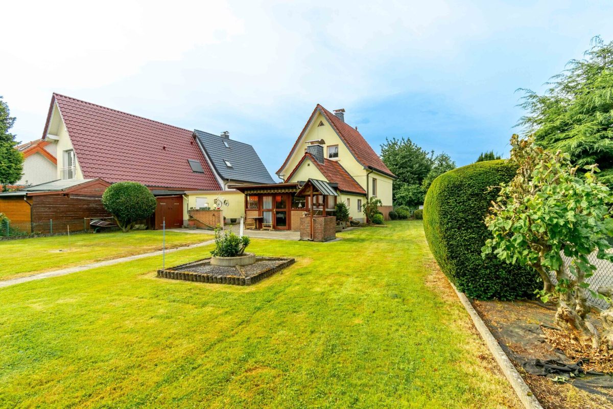 Immobilienangebot - Detmold - Alle - Großzügiges Grundstück mit viel Potenzial – Einfamilienhaus in guter Lage