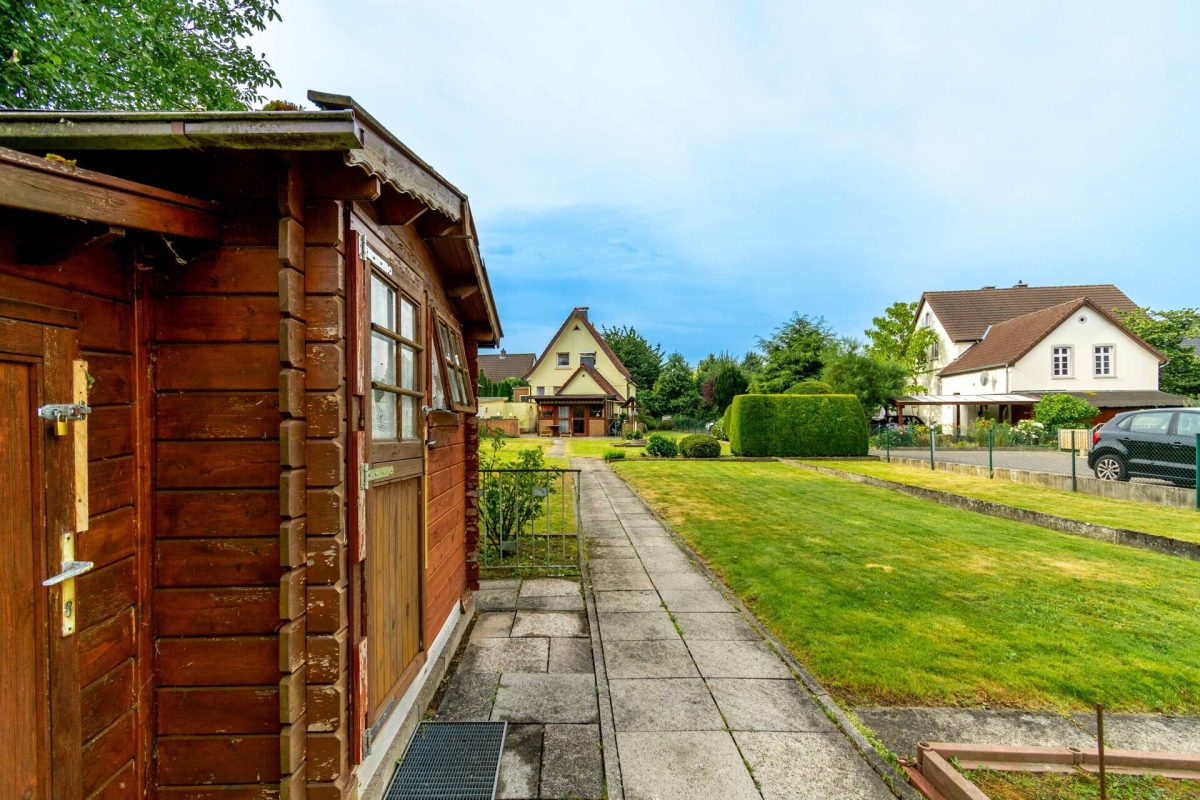 Immobilienangebot - Detmold - Alle - Großzügiges Grundstück mit viel Potenzial – Einfamilienhaus in guter Lage