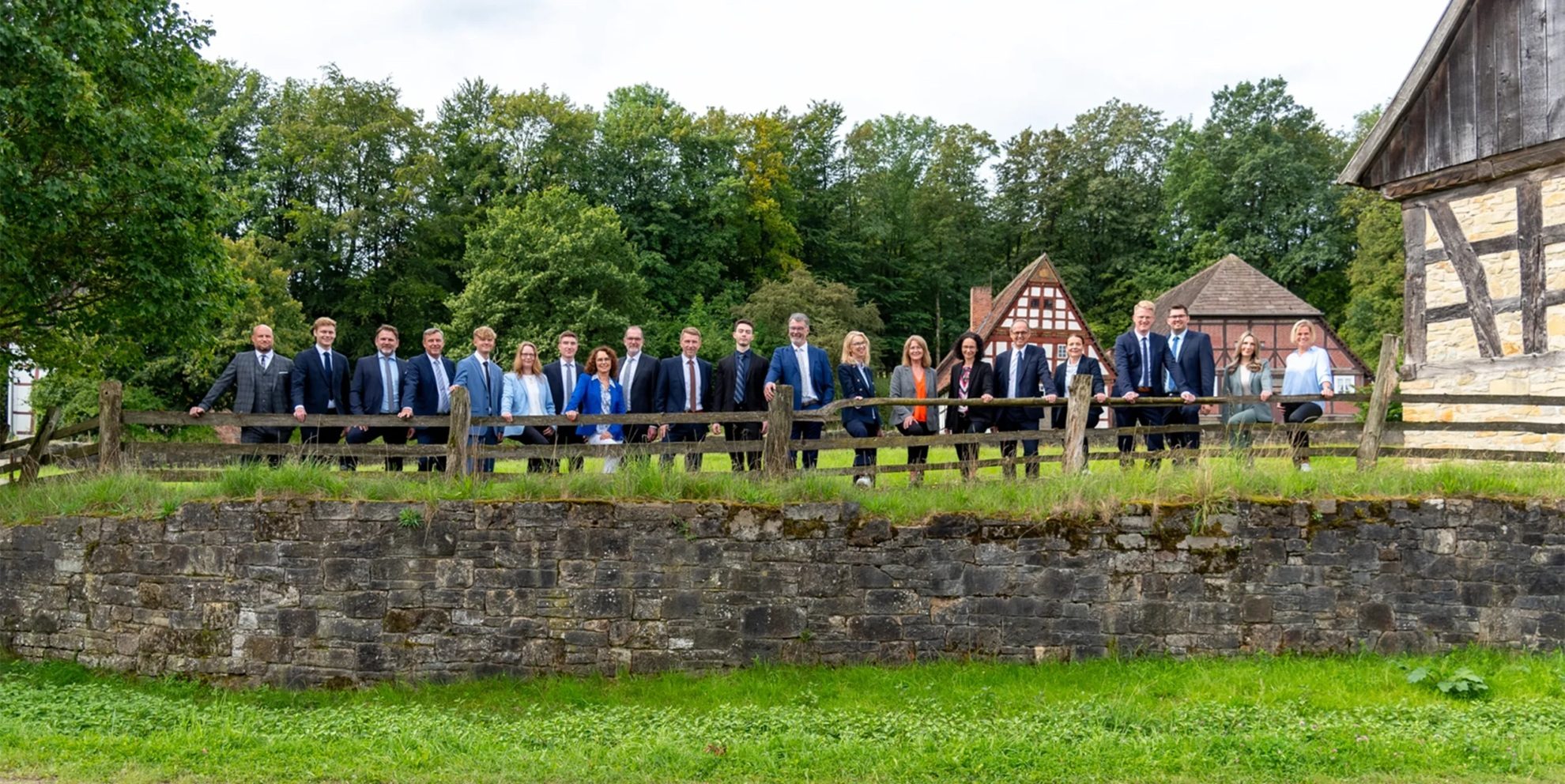 Teamfoto der OWL Immobilien - Ihr Immobilienmakler aus der Region Teamfoto der OWL Immobilien - Ihr Immobilienmakler aus der Region