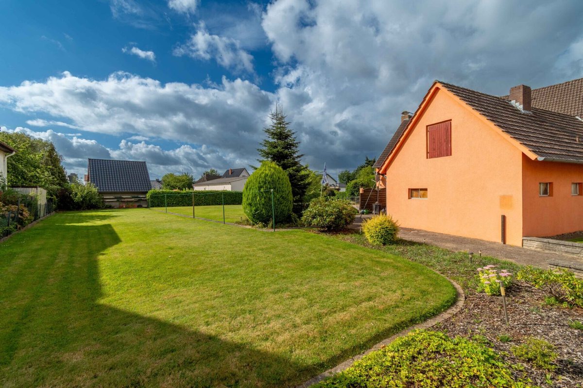 Immobilienangebot - Porta Westfalica - Alle - Großes Familienhaus mit 3 Wohnungen, 3 Garagen und herrlichem Garten