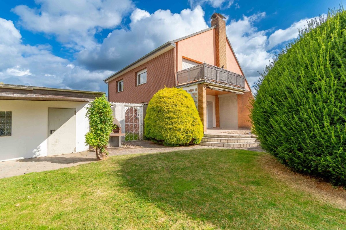Immobilienangebot - Porta Westfalica - Alle - Großes Familienhaus mit 3 Wohnungen, 3 Garagen und herrlichem Garten