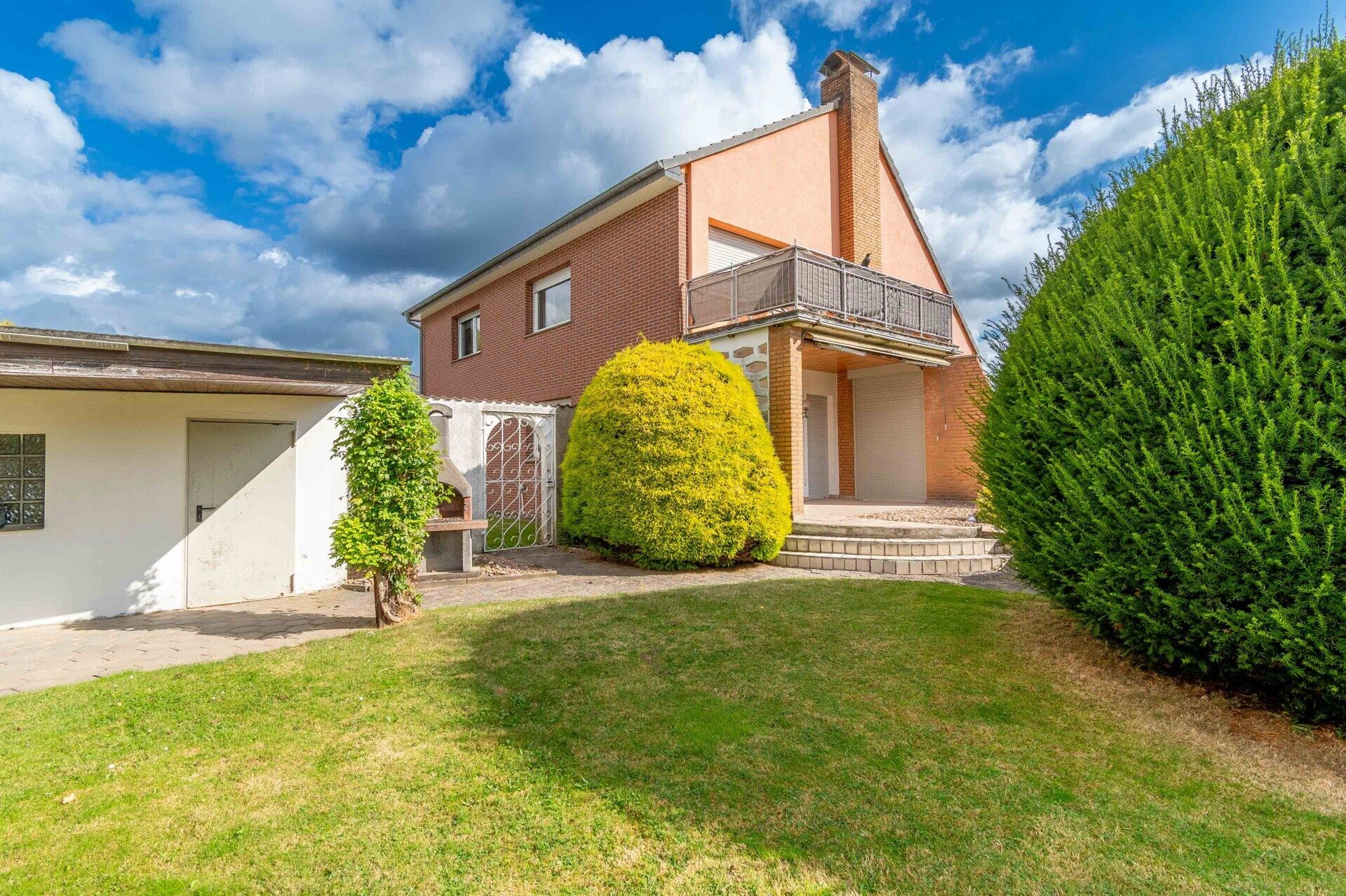 Immobilienangebot - Porta Westfalica - Alle - Großes Familienhaus mit 3 Wohnungen, 3 Garagen und herrlichem Garten