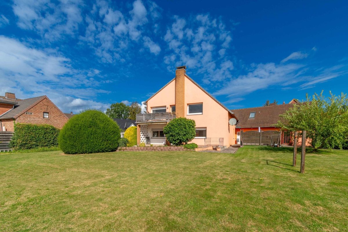 Immobilienangebot - Porta Westfalica - Alle - Großes Familienhaus mit 3 Wohnungen, 3 Garagen und herrlichem Garten