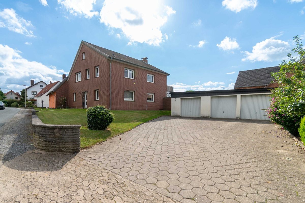 Immobilienangebot - Porta Westfalica - Alle - Großes Familienhaus mit 3 Wohnungen, 3 Garagen und herrlichem Garten