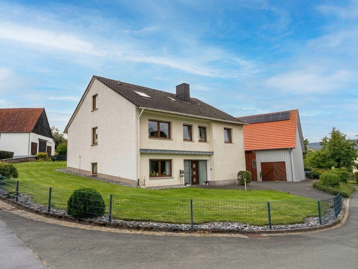 Immobilienangebot - Bad Wünnenberg / Helmern - Alle - Einfamilienhaus mit großzügiger Scheune