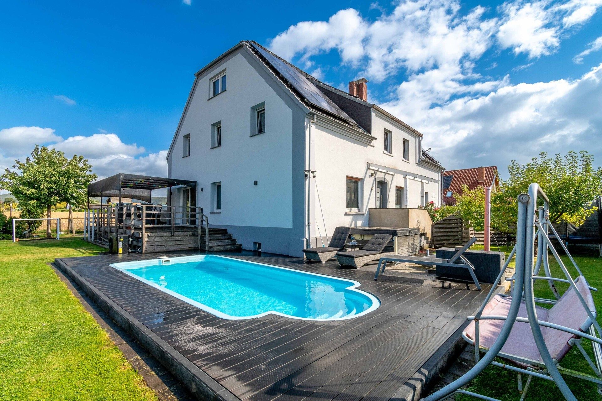 Immobilienangebot - Porta Westfalica - Alle - Viele Möglichkeiten für Sie:
Familienhaus mit Einliegerwohnung, Pool und Büro