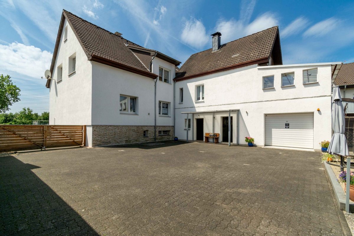 Immobilienangebot - Paderborn - Alle - Viel Platz für Familie und Garten: Dreifamilienhaus mit weitläufigem Grundstück