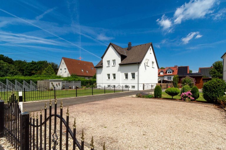 Immobilienangebot - Paderborn - Alle - Viel Platz für Familie und Garten: Dreifamilienhaus mit weitläufigem Grundstück