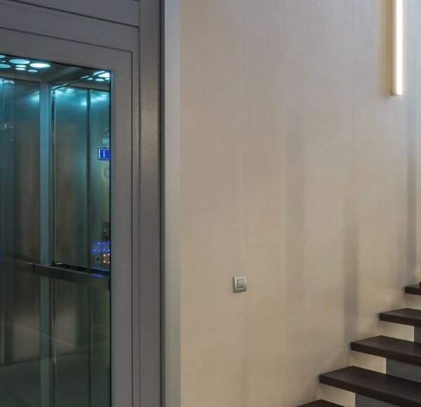 Modernes Treppenhaus mit Aufzug