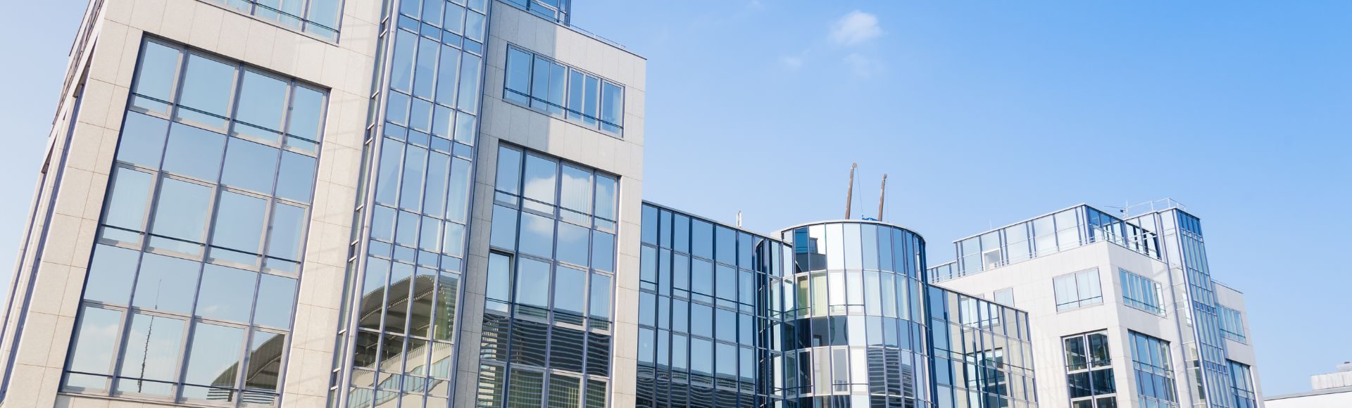 Ansicht von gläsernen Bürotürmen