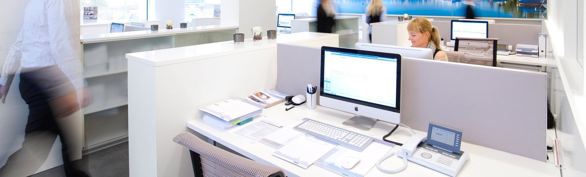 Arbeitsplätze in einem modernen Großraumbüro, in weiß, grau gehalten